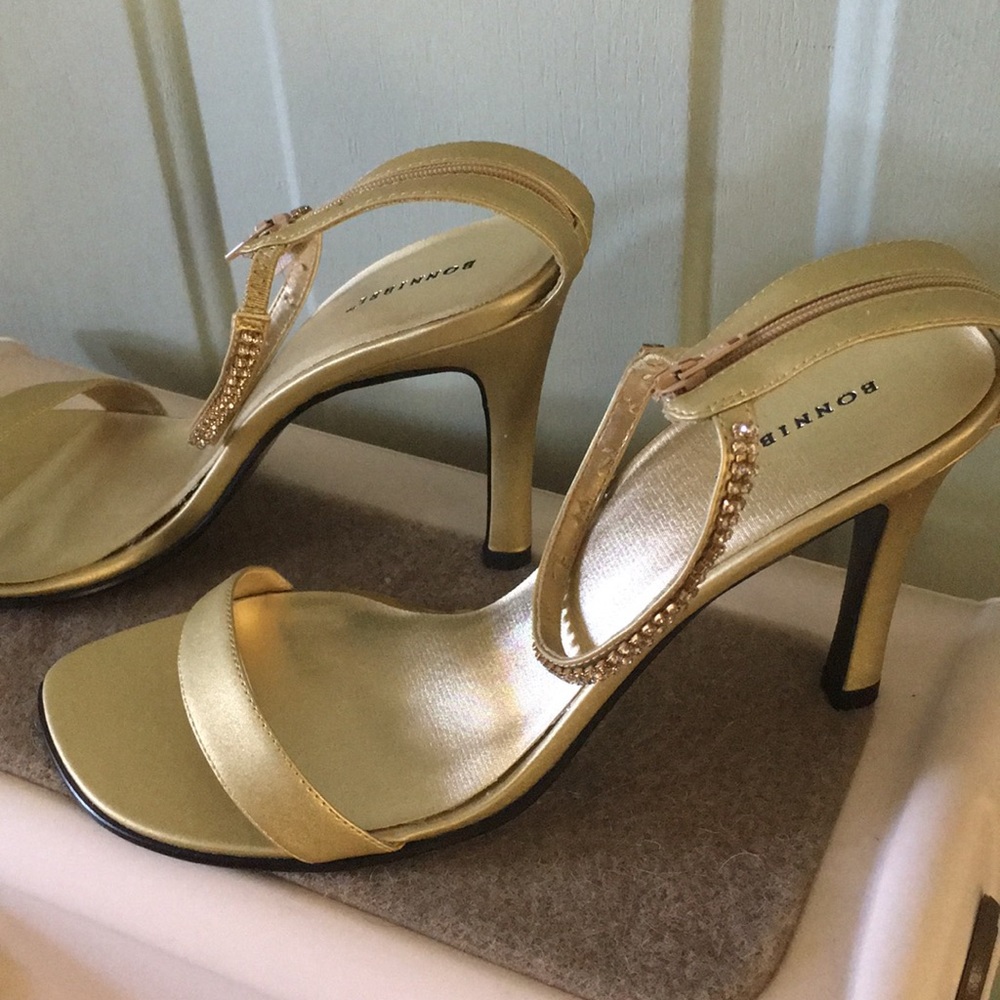 Sling back/ around ankle heels.